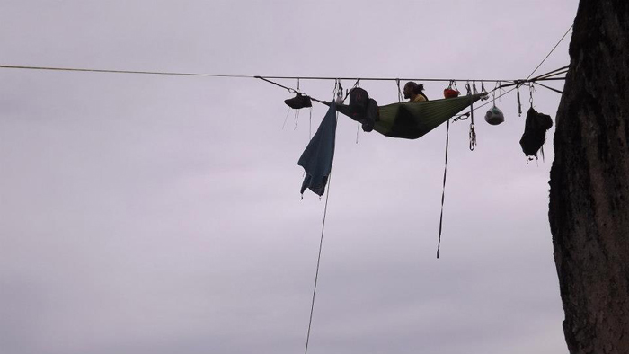 Daniel Osorio en el highline de metri, despues de un pernoctaje en hamaca-baja