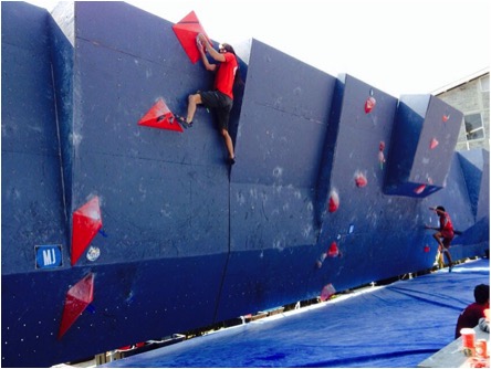 Josemaría encadenando el primer Boulder de la semifinal 