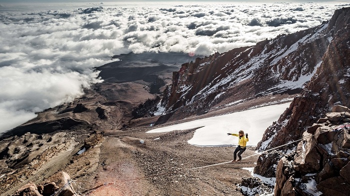 Stephan Siegrist begeht am 19.6.2016 am Kilimanjaro auf 5700 Metern über Meer die höchstgelegene Highline der Welt. Kilimanjaro, Tansania, Afrika.