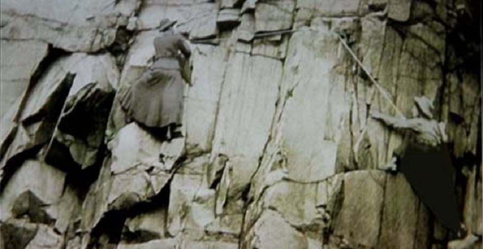 Mujeres escalando con falda a principios del siglo XX. Foto de Austrobritts.org